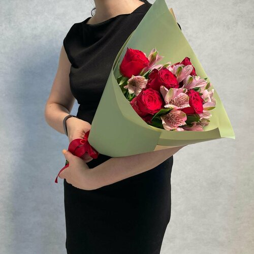 Букет EIFLORIA из 5 красных роз и 3 розовых альстромерий с ветками рускуса. Букет цветов.