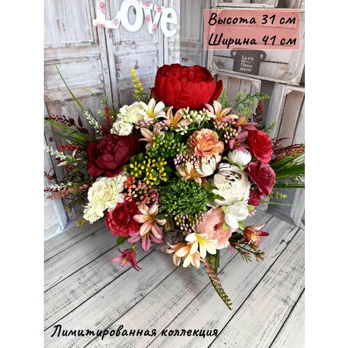 Композиция из искусственных цветов в интерьерной корзинке