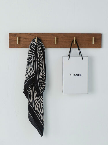 Изображение товара Вешалка настенная SONOMA Home, массив дуба, 5 крючков "золото", ручная работа, покрытие бейц-маслом, цвет "орех"