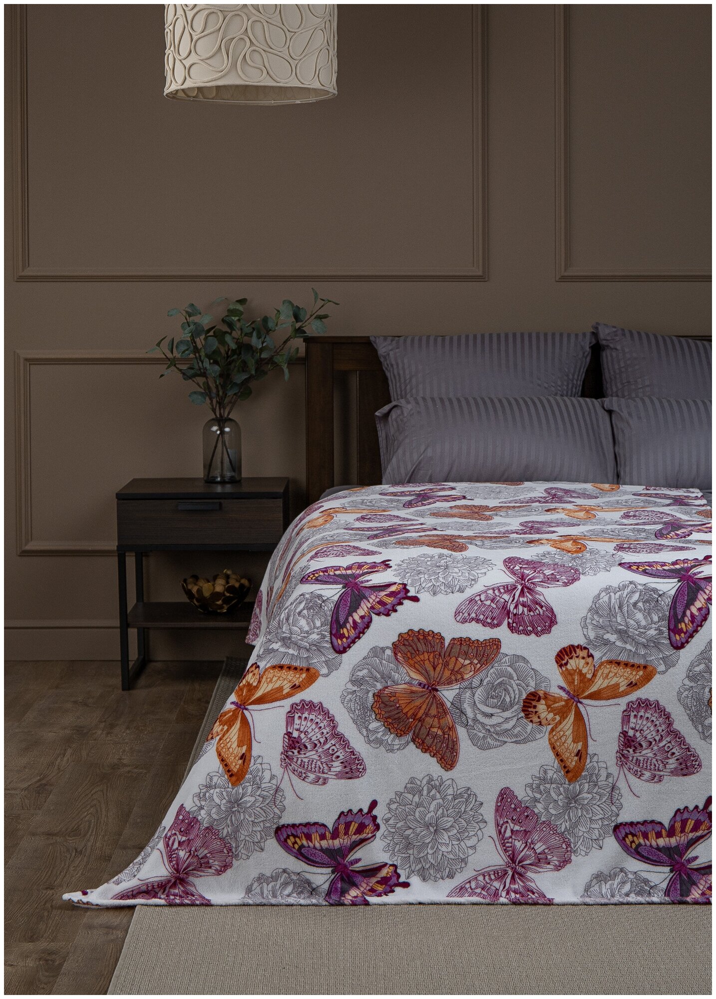 Плед TexRepublic Absolute 140х200 см покрывало на диван кровать с рисунком , накидка на кресло бежевый, фиолетовый с принтом бабочки - фотография № 1
