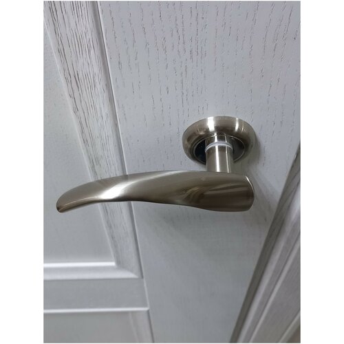 Ручка дверная межкомнатная Милан ITAROS PREMIUM на круглой розетке матовый хром/ SС/СP