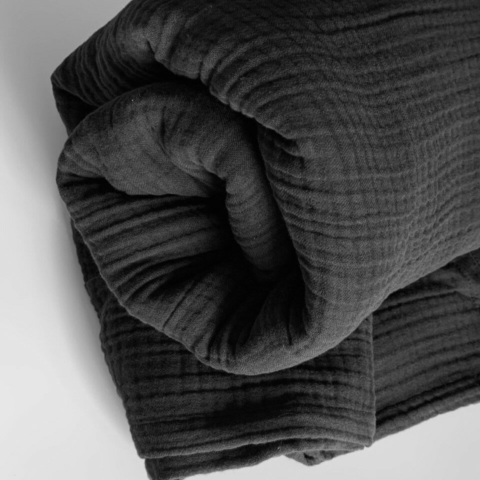 Картинки Плед на диван и кровать 200*230 черный , 4 слоя турецкого жатого муслина , воздушный и двусторонний , не требует глажки , всесезонный , обладает климатконтролем