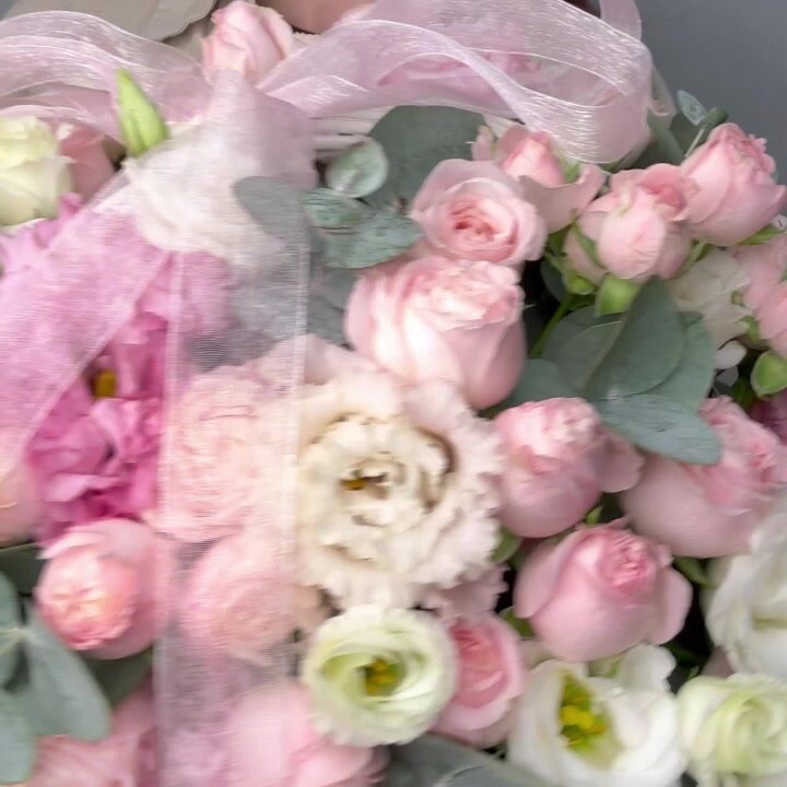 Корзина с пионовидными розами, эустомой и эвкалиптом. Ver Flowers — фото 1