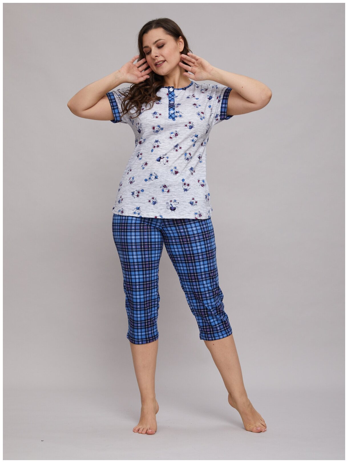 Пижама домашняя женская Алтекс с футболкой и бриджами голубая, размер 54 - фотография № 2
