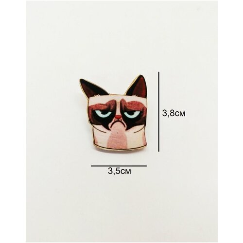Деревянный значок / брошь сердитая кошка
