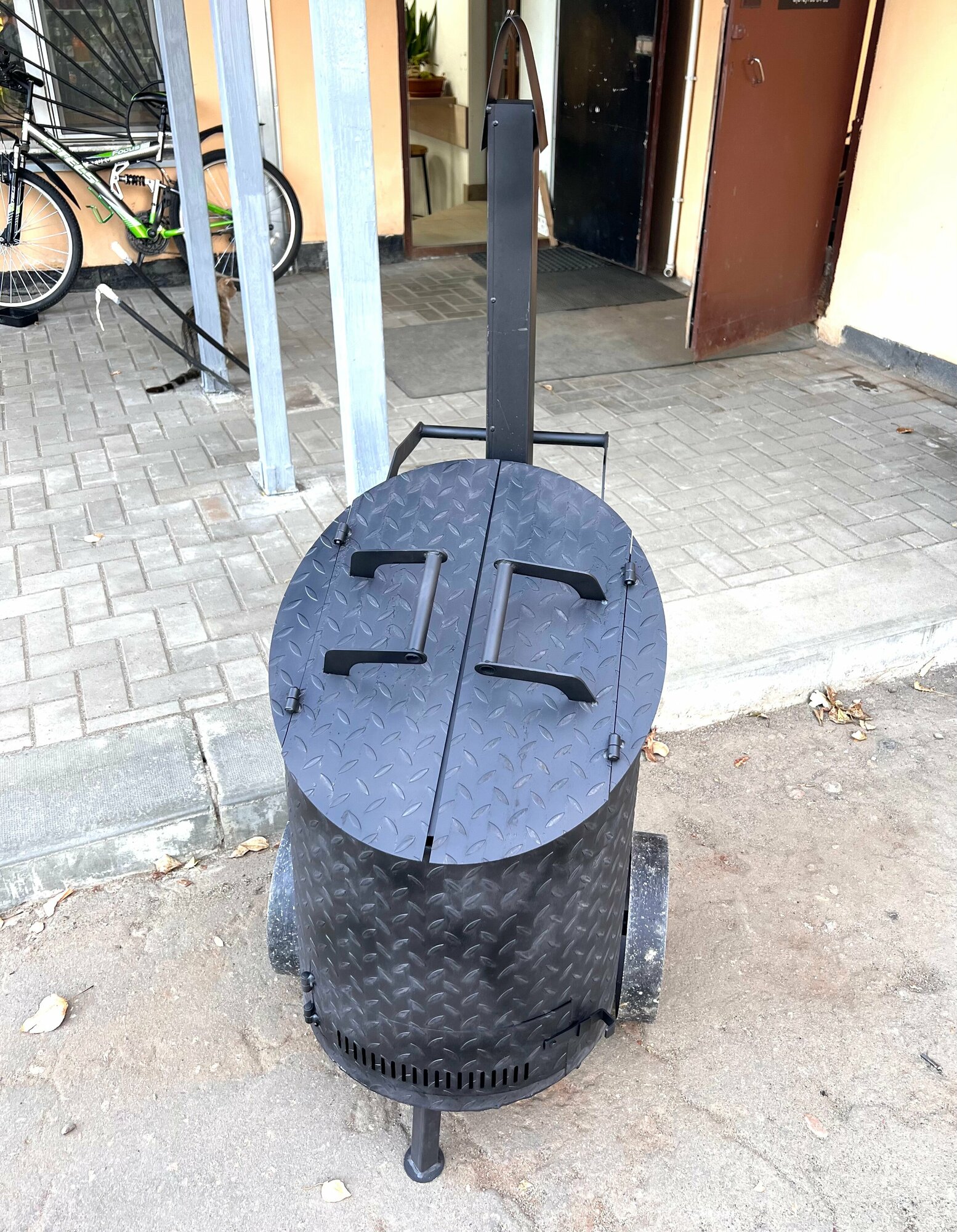 Бочка для сжигания мусора с двойными дверцами, косая, с колосником и дымоходом 120 литров — фото 15