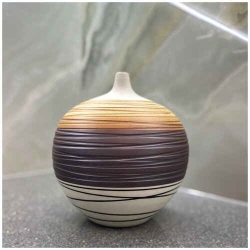 Керамическая ваза с узким горлышком для цветов