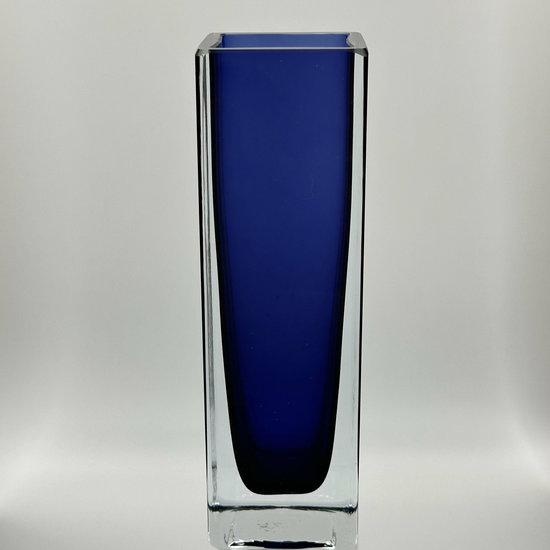 фото Ваза прямоугольной формы, цветное стекло, Западная Европа, 1990-2010 гг.