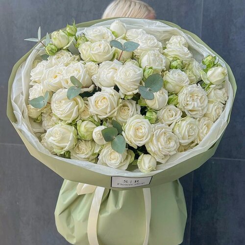 Изображение товара Букет из кустовых белых роз 51 шт и эвкалипта, красивый букет цветов, шикарный, премиум цветы, премиум букет
