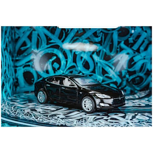 Масштабная модель автомобиля Tesla Model S в масштабе 1/32