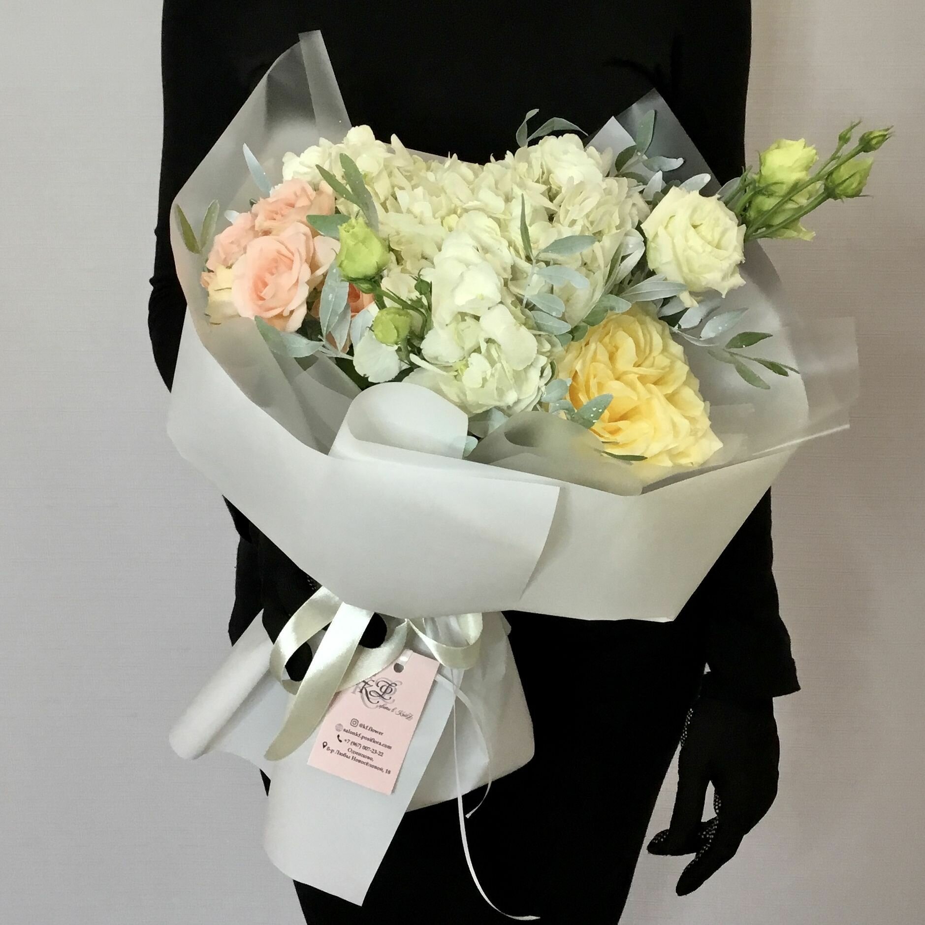 Букет с гортензией и розами Первое свидание