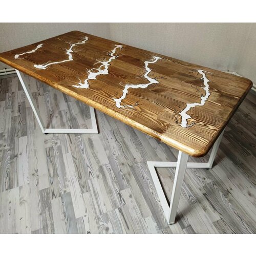 Стол обеденный из массива сосны цвета Золотистый дуб с белыми молниями залитыми ювелирной эпоксидной смолой на белом металлическом лофт подстолье