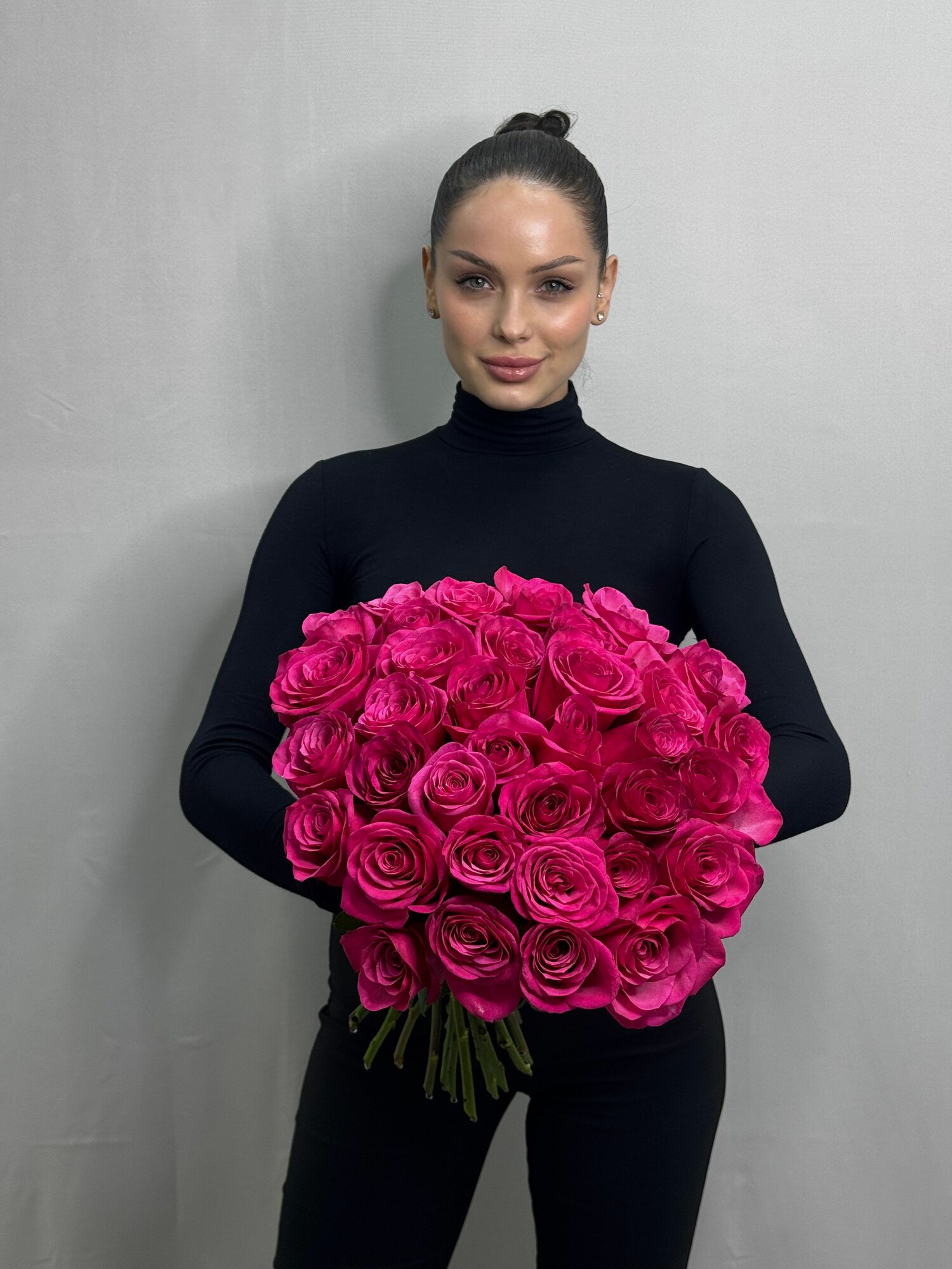 Букет из 33 роз "Малиново-Вишневые" под ленту высота 40 см