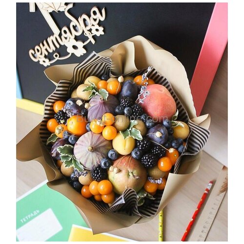 Фруктовый букет с персиками, инжиром и ежевикой