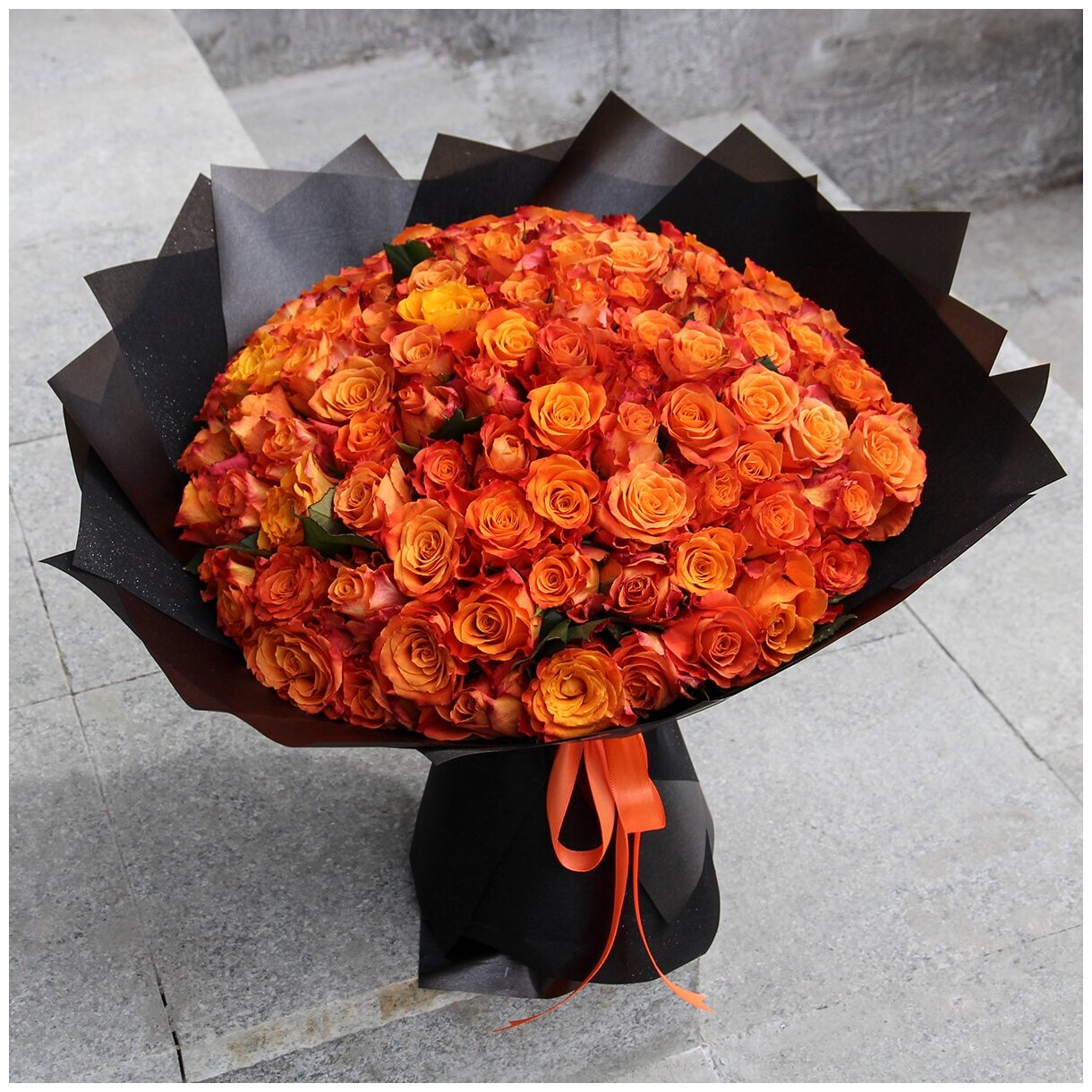 Цветы живые букет из 101 оранжевой розы в дизайнерской упаковке "моно №3"