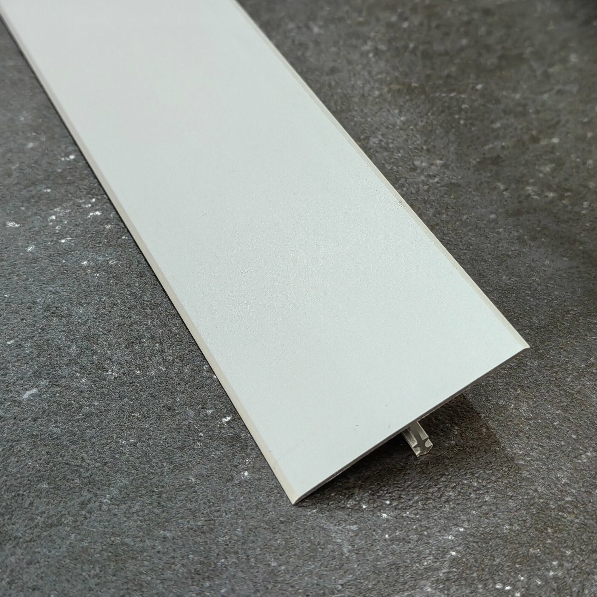 Профиль Т-образный алюминиевый анодированный (порожек) для плитки 40мм 2,7м Серебро матовое