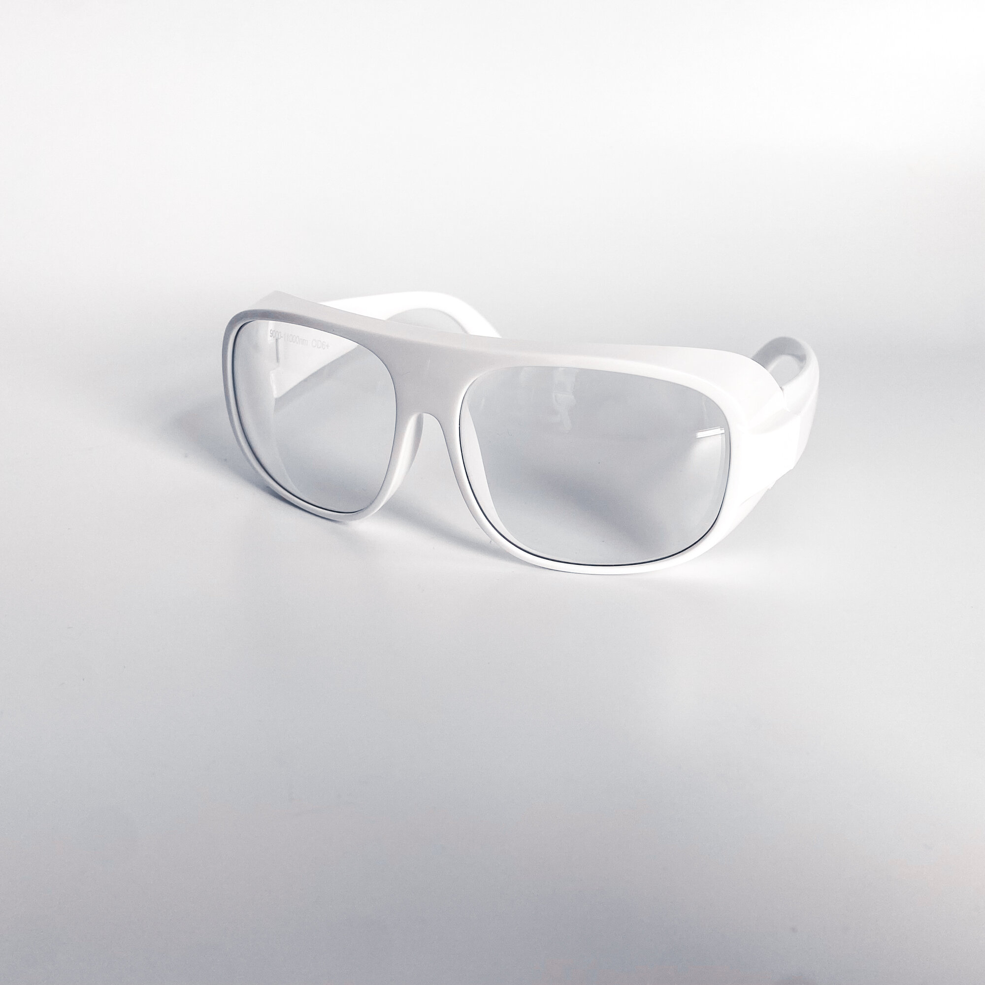 фото Очки защитные для лазерных процедур с прозрачными линзами LP-CHP 9000-11000 nm