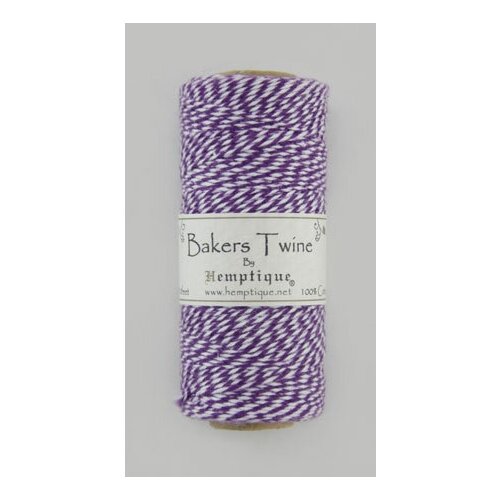 Шнур Bakers Twine на катушке, 2 х 2 нити, 1мм, 125 м, 50 г 125 м цвет фиолетово-белый 2 х 2 нити, 1 мм HEMPTIQUE BTS2PUR-W шнур для шитья bakers twine 9 м 1 шт