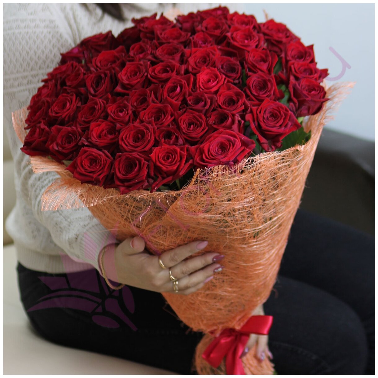51 красная роза Ред Наоми 40 см в сизали