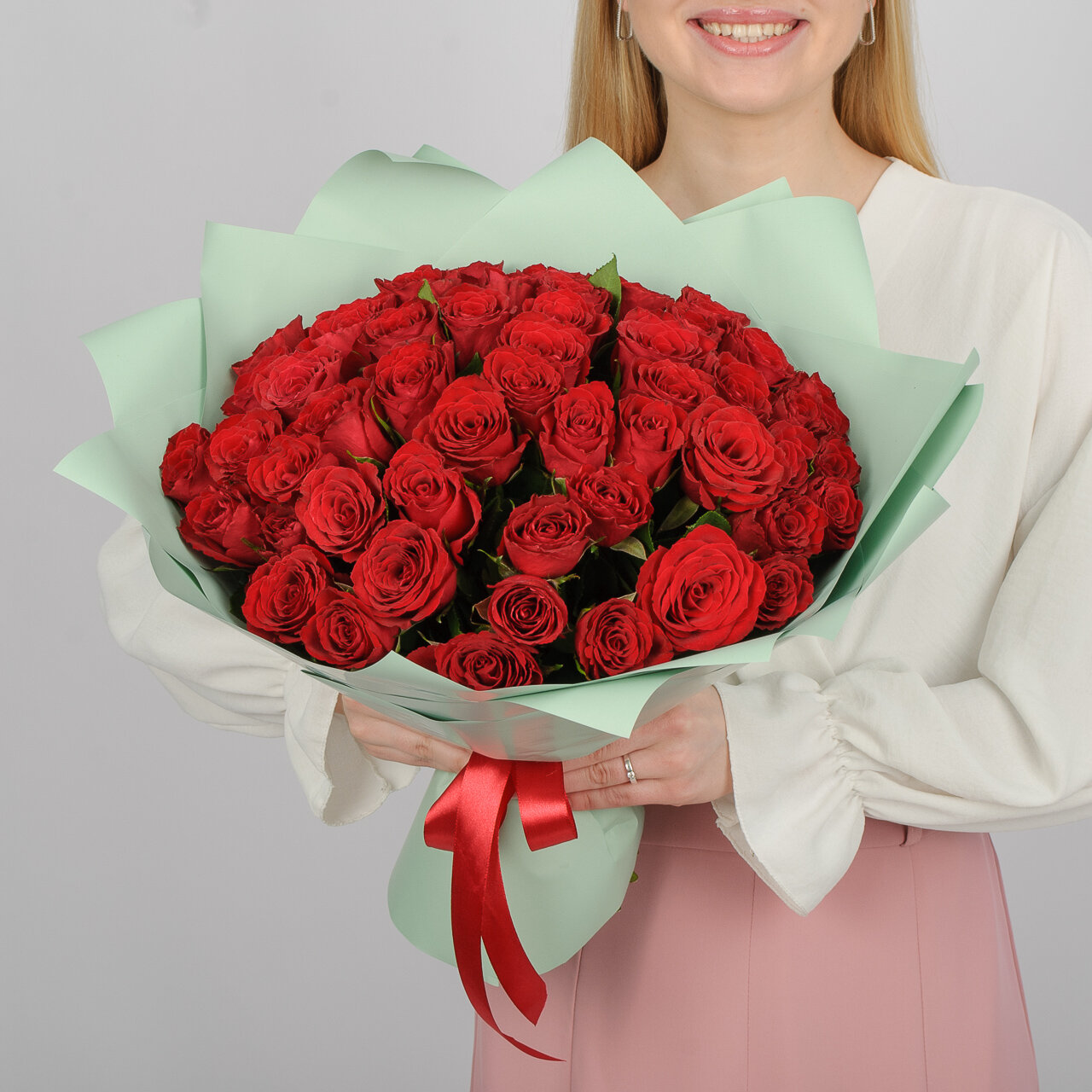 Монобукет "СоюзЦветТорг" "Красный цвет страсти" 51 роза 40 см