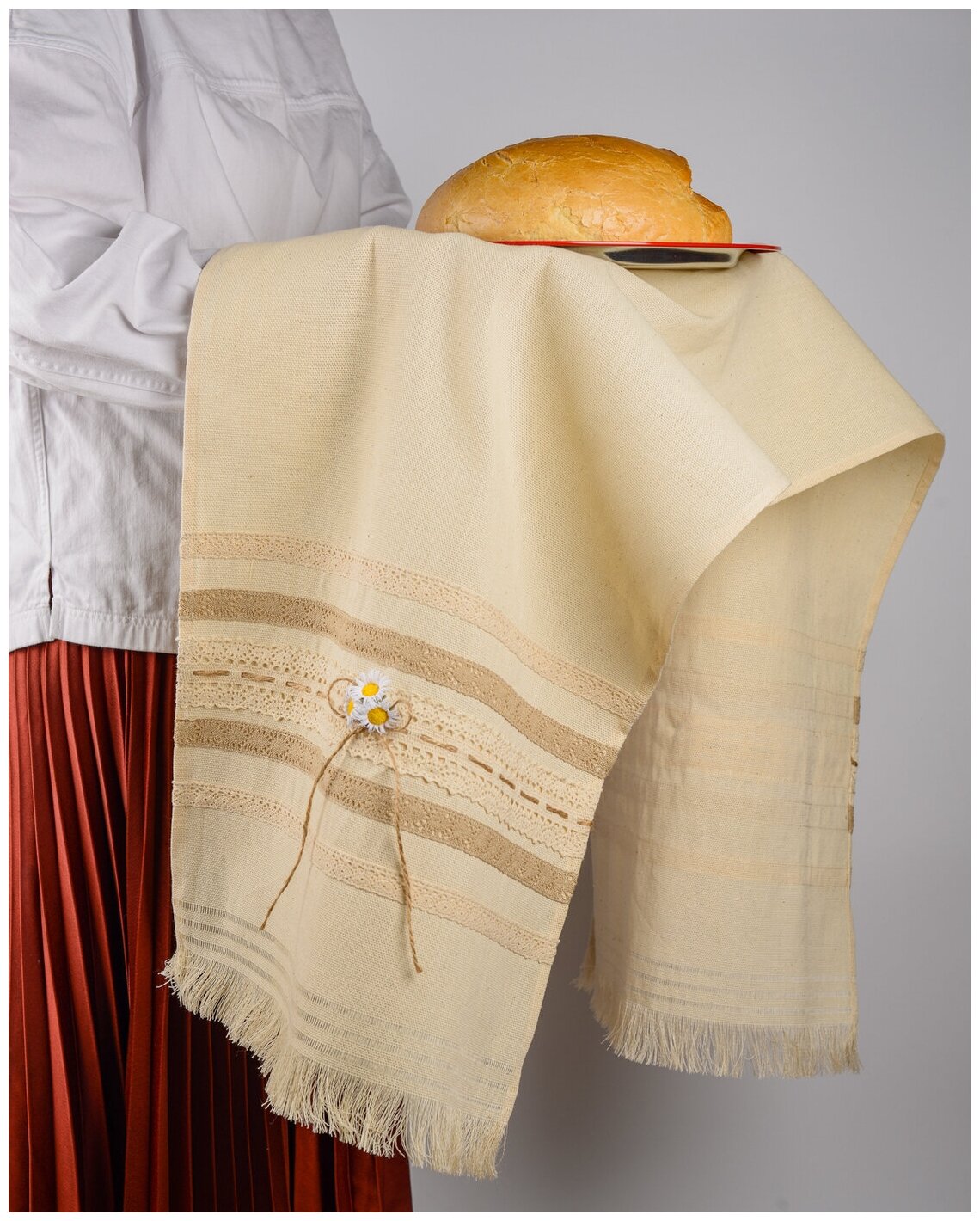 Свадебный рушник для молодоженов в эко-стиле "Рустикальная свадьба" из бежевого льна с вязаным кружевом, ромашками и тесьмой из бечевки