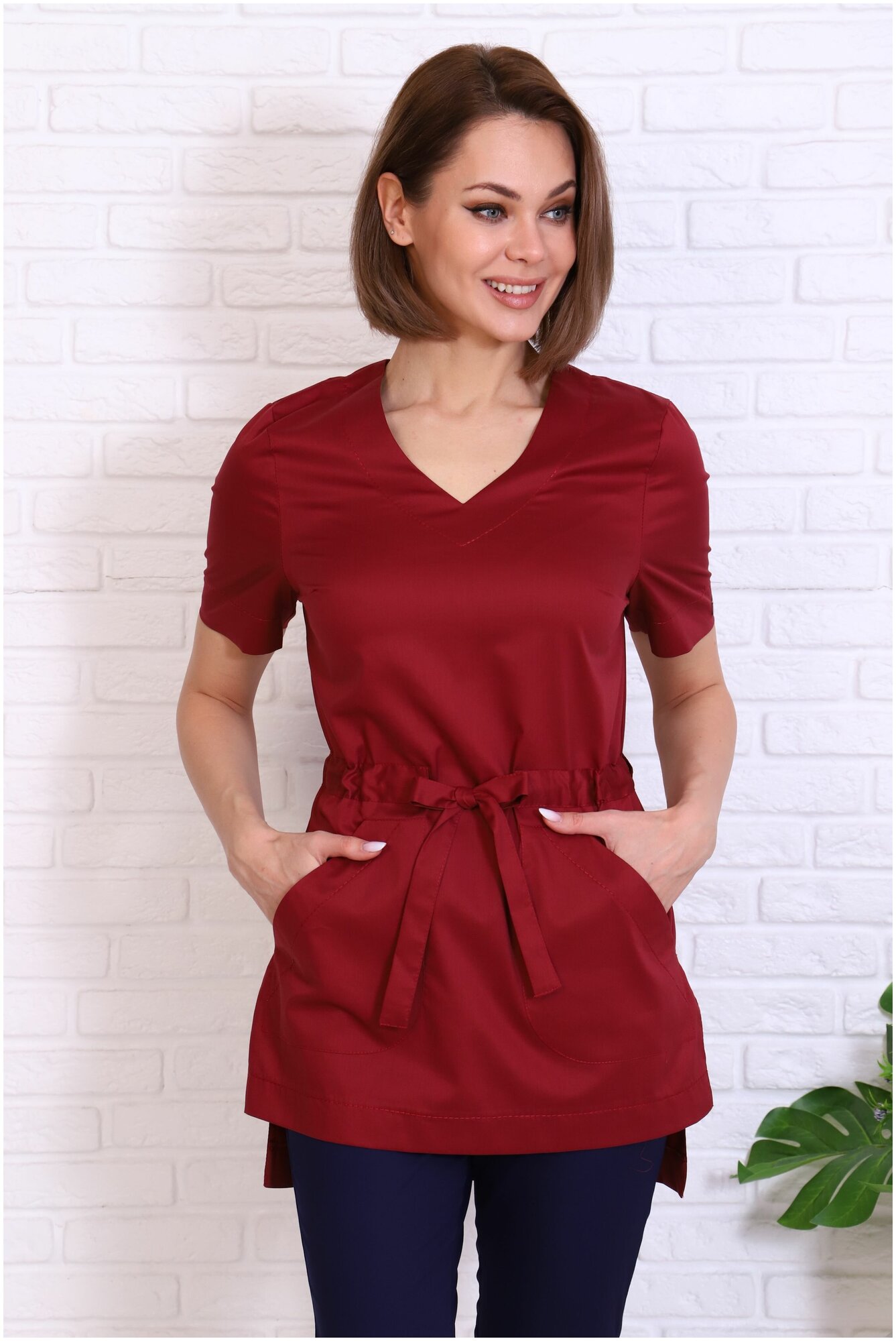 Туника/блузка медицинская женская Альба-С бордовая с поясом больших размеров. Куртка/рубашка рабочая удлиненная с разрезами стрейч. Спецодежда для женщин. Размер 50