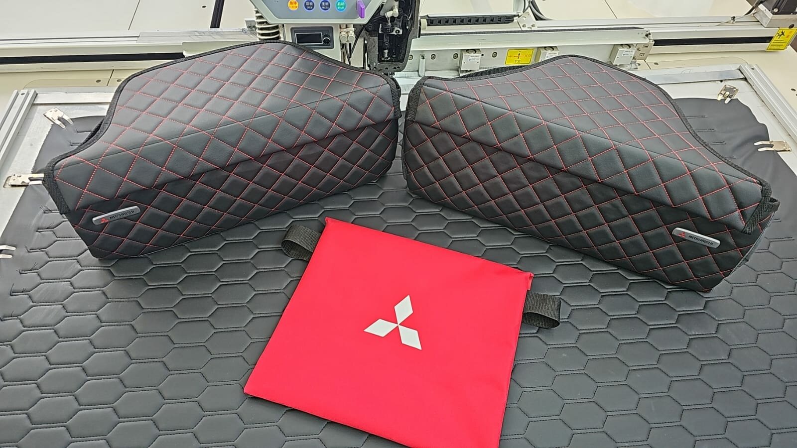 Органайзеры кожаные в ниши багажника для Mitsubishi Lancer X Красный ромб Лимитированная серия Комплект