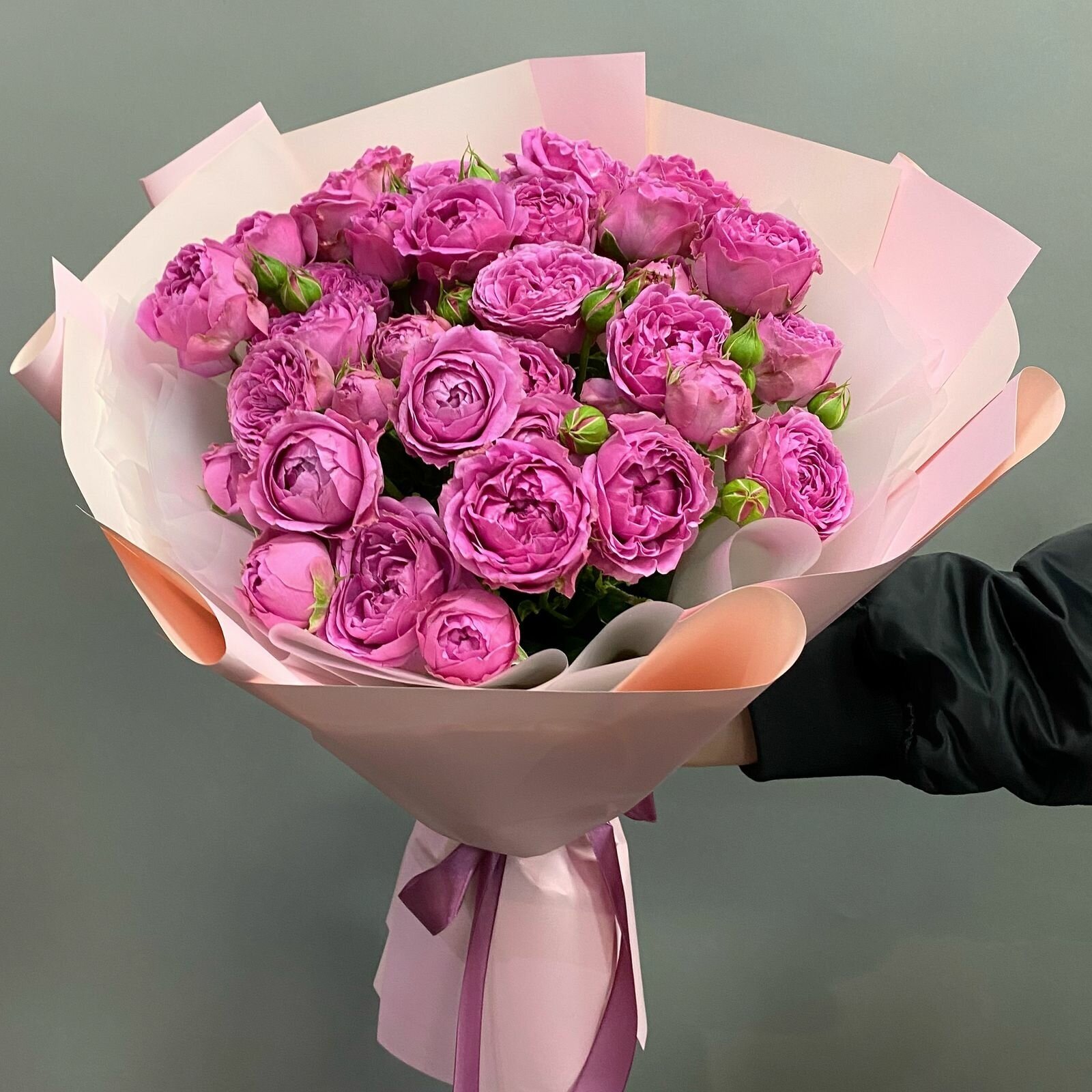 Букет из 9 пионовидных кустовых роз (50 см)