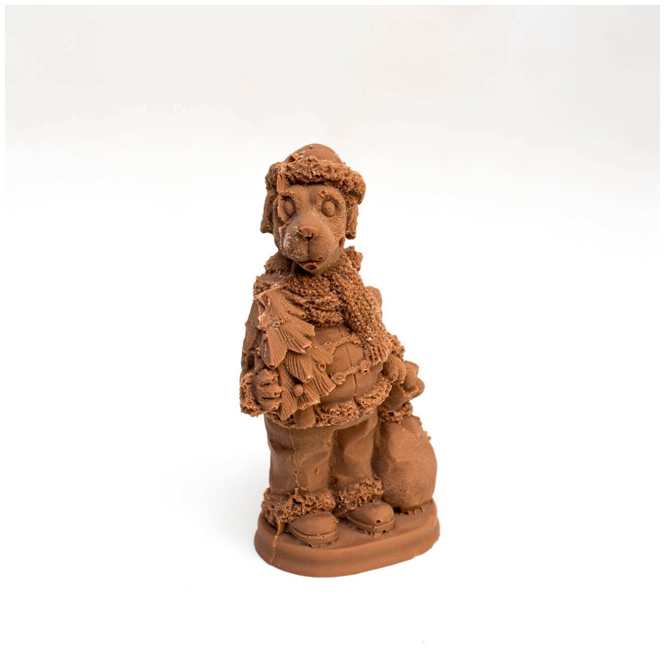 Подарочная шоколадная фигура Frade/Фраде - Собака-Дед Мороз с ёлочкой и мешком подарков (вес-160г) (молочный)