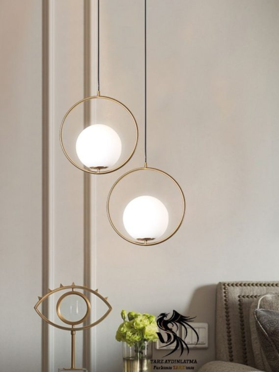 Настенно-потолочный подвесной светильник золотой с белым стеклянным шаром круглый