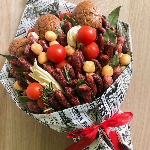 Изображение товара Букет Eat it bouquet "Самое вкусное", колбасы, сыры, зелень, розмарин