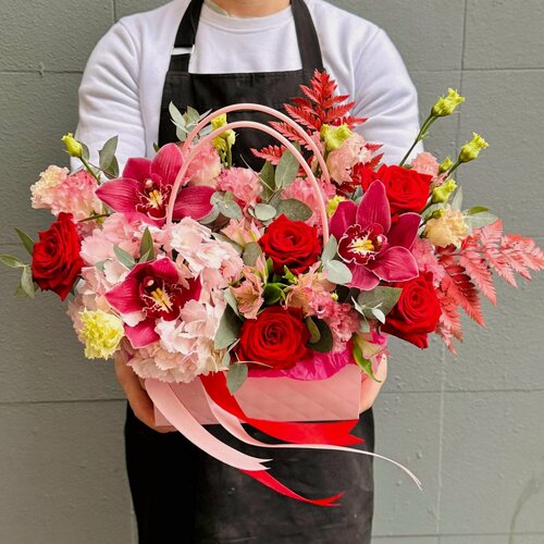 Изображение товара Авторская композиция Rybe-Flowers, в сумочке, роза/эустома/гортензия/орхидея/альстромерия