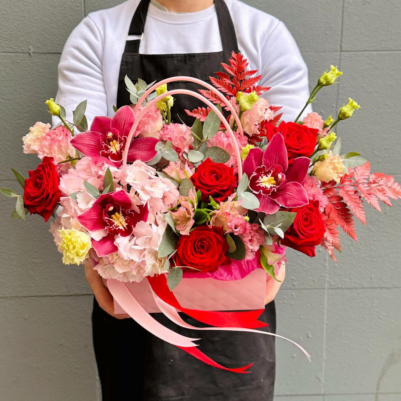 Авторская композиция Rybe-Flowers в сумочке роза/эустома/гортензия/орхидея/альстромерия