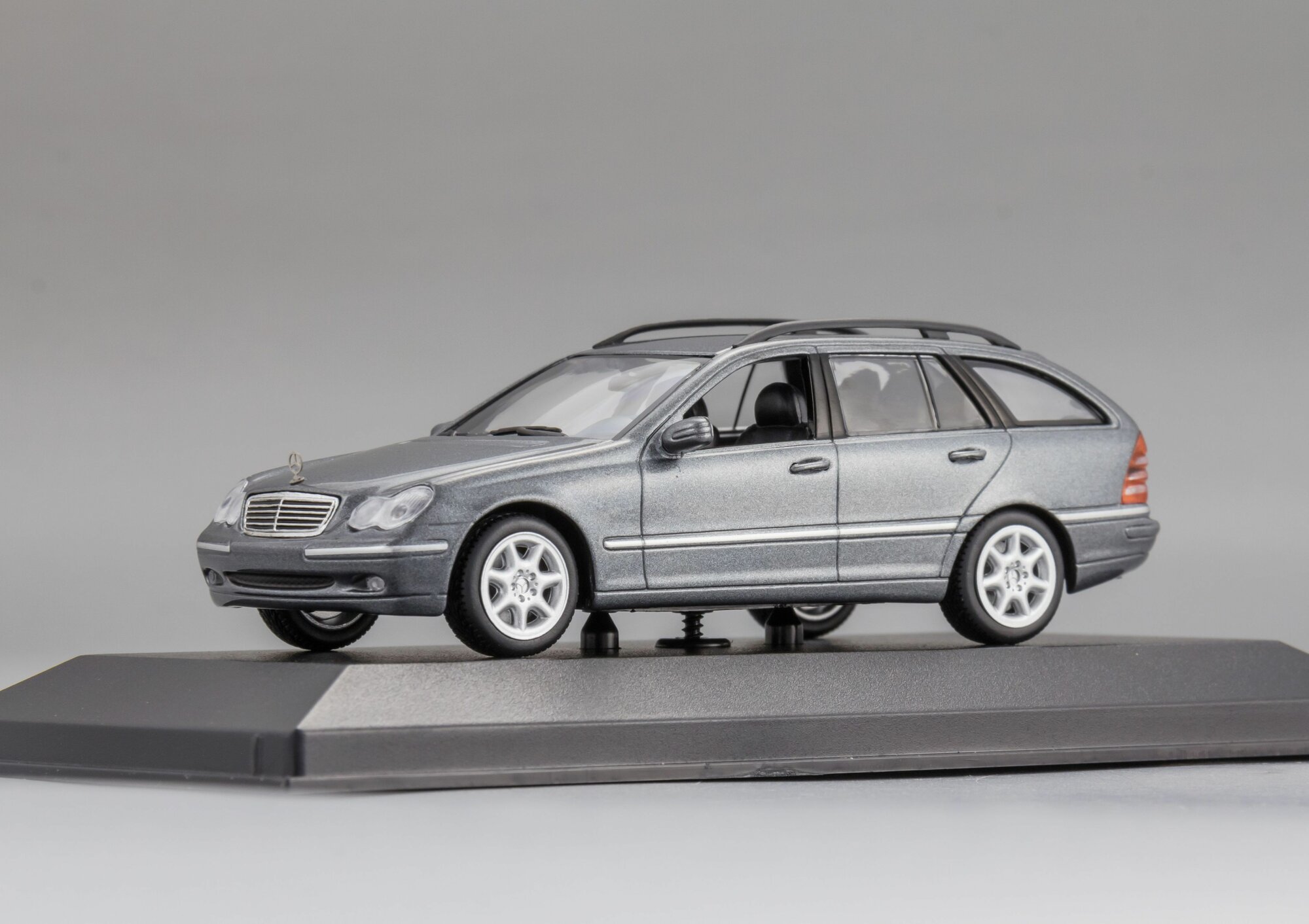 Коллекционная масштабная модель 1:43 Mercedes-Benz C-Class T-Model (S203) – 2001 от Maxichamps — фото 1