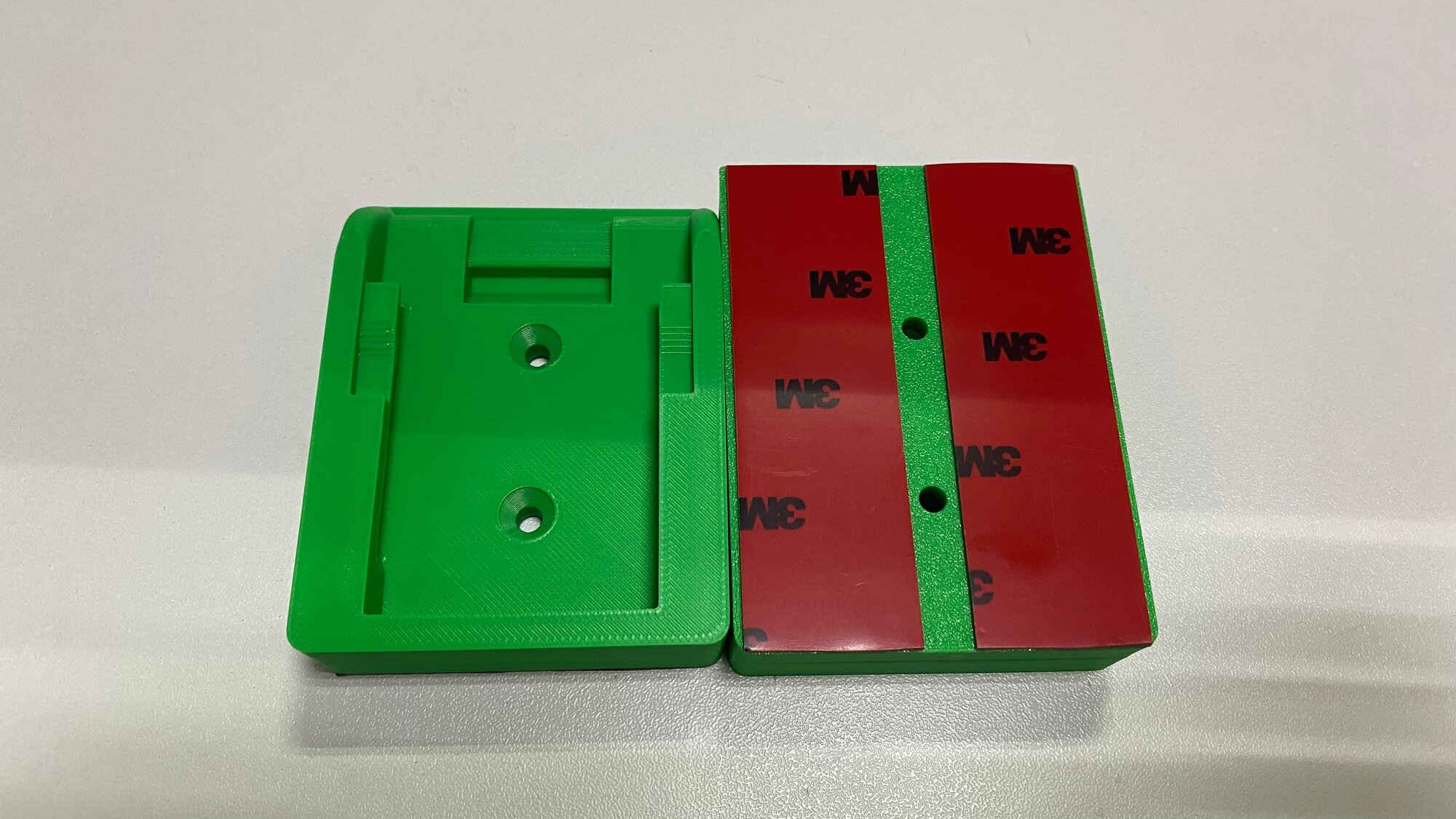 Настенный держатель для аккумуляторов DeWalt 2шт зеленый