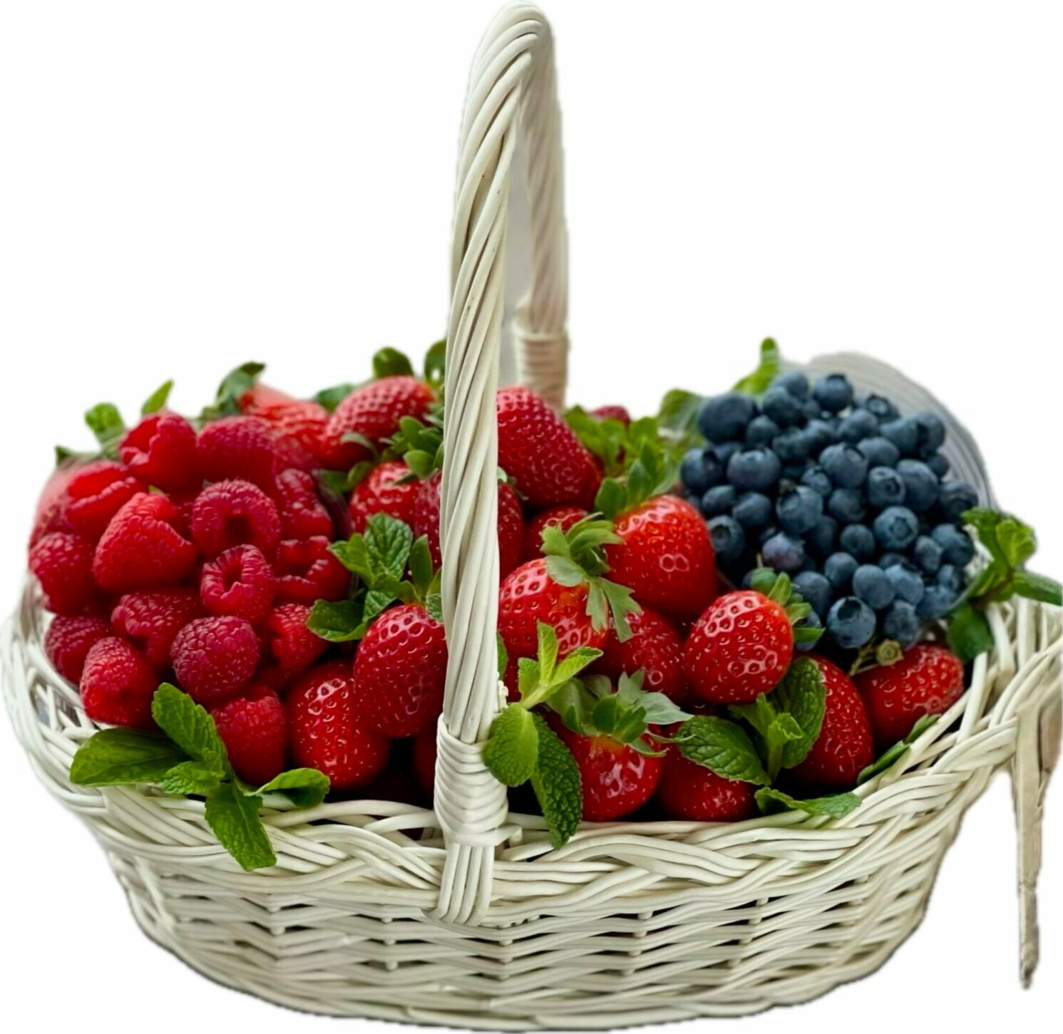 Корзина с фруктами №6 (клубника малина голубика в корзине)