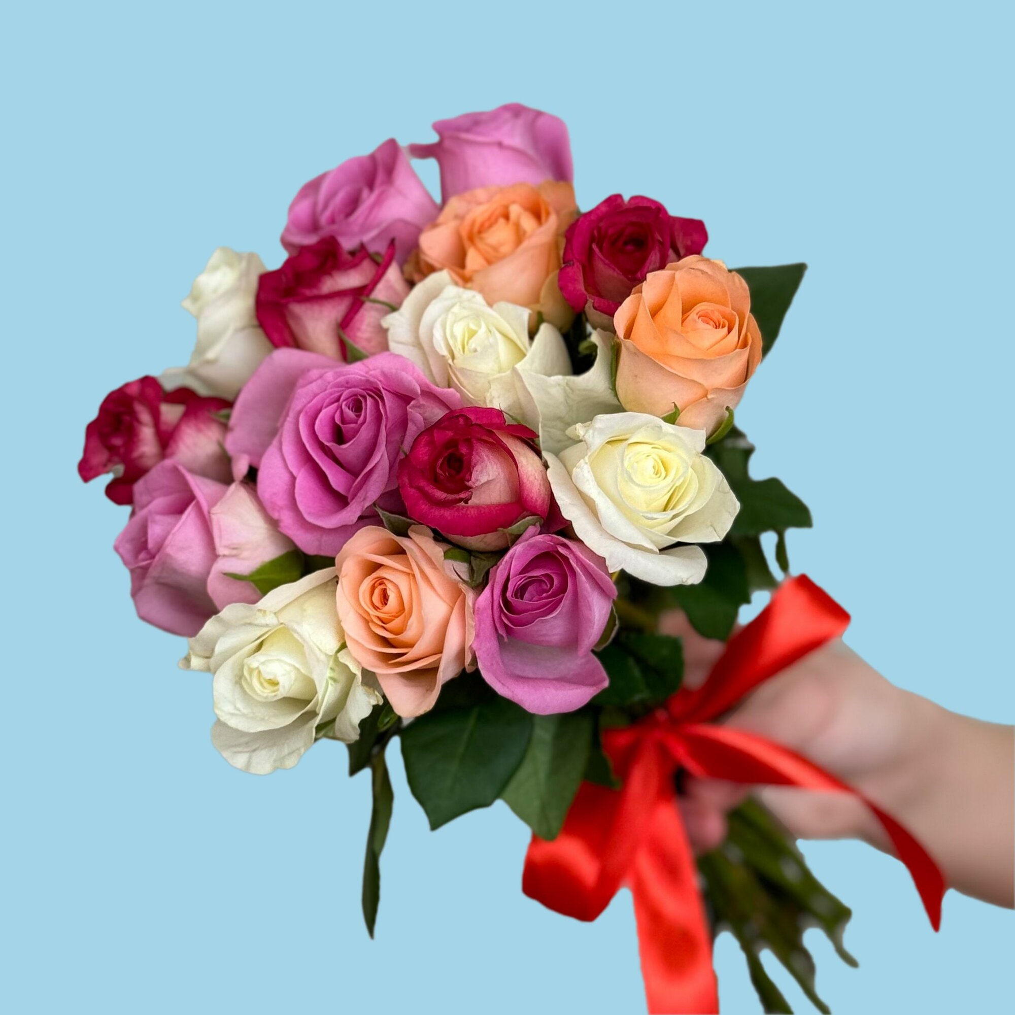 Букет живых цветов из 35 роз микс 35 см с лентой