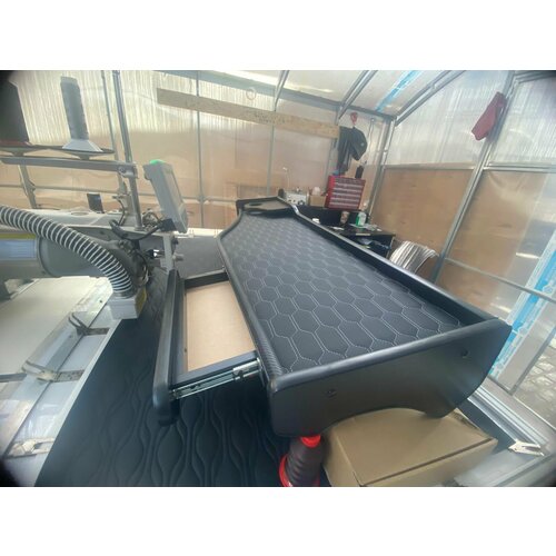 Стол-полка на торпеду грузового автомобиля Scania 4 1998-2006 Черная экокожа Белые соты 7590₽