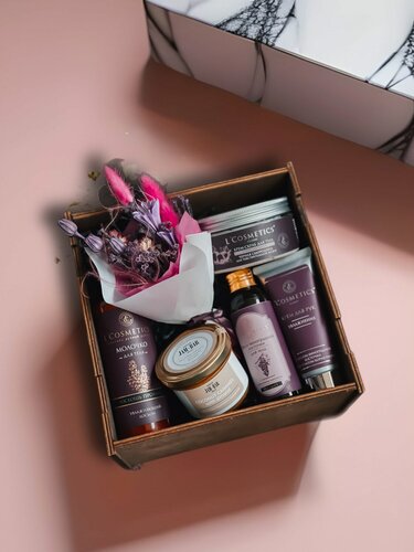 Изображение товара Женский подарок с косметикой и сухоцветами / Подарок любимой / девушке на день рождения / красивый подарочный набор
