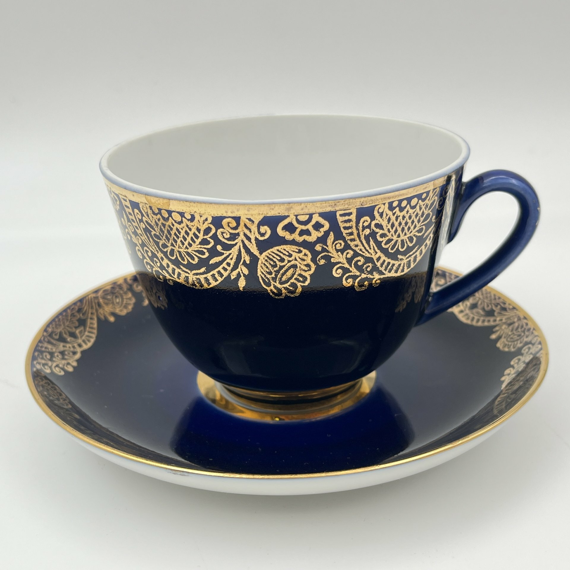 Чайная пара кобальтого оттенка, украшенная растительным декором, фарфор