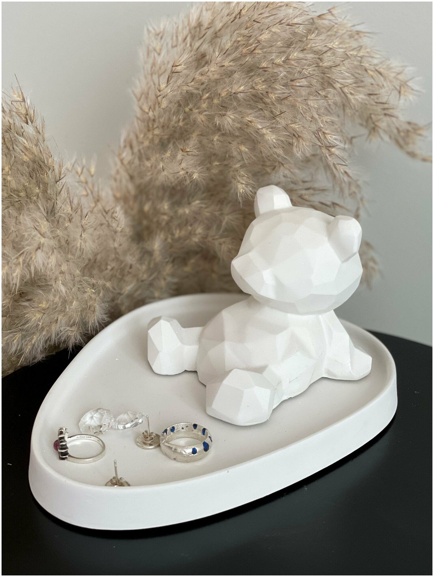 Комплект: Статуэтка Мишка с подносом, белая для интерьера, полигональный медведь
