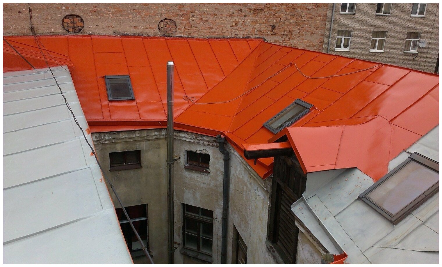 Покраска оцинкованной крыши резиновой краской - фото