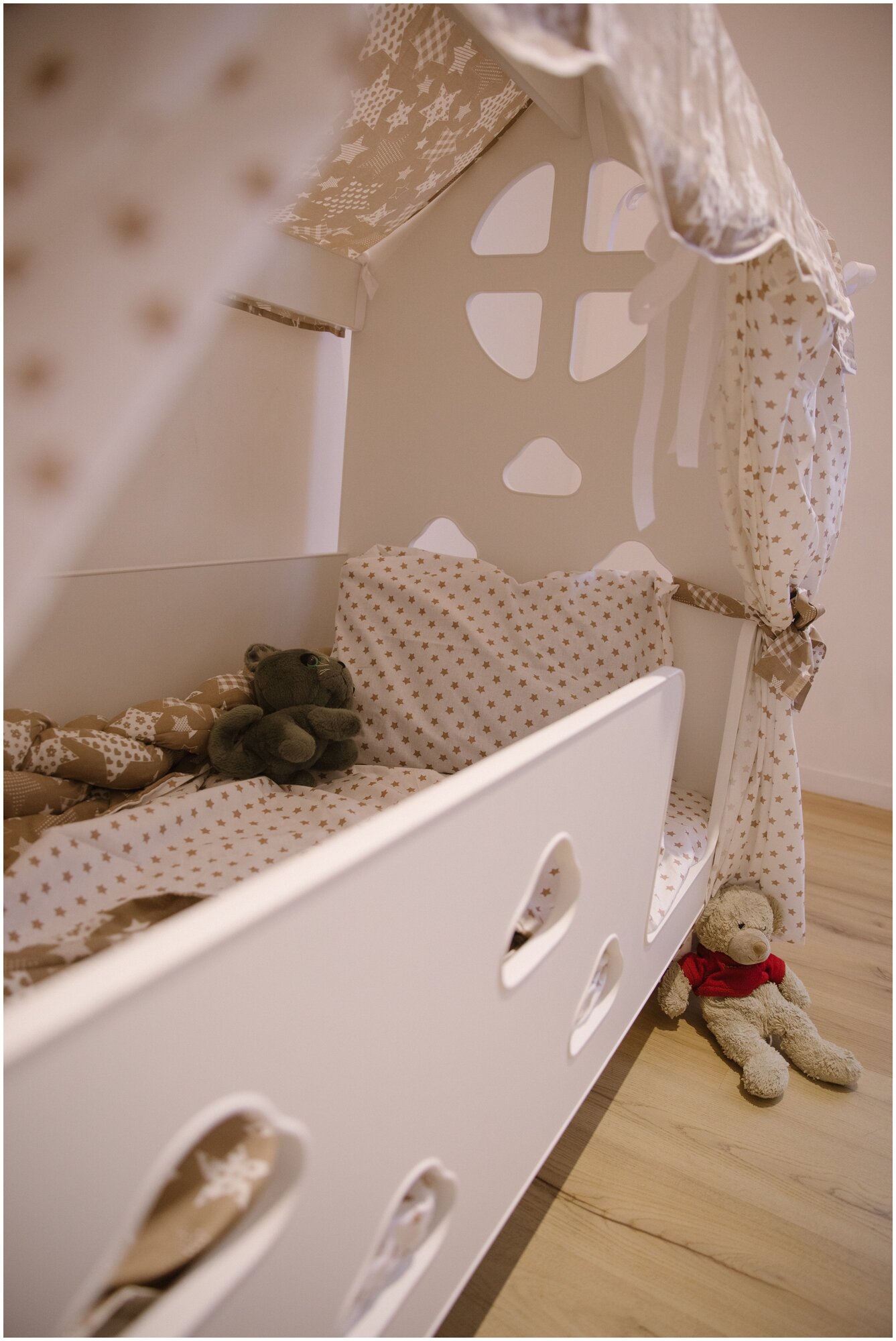 Детская кровать домик с текстилем и ящиком (бежевый, со звездами, вход справа) "Облачка" - фотография № 4