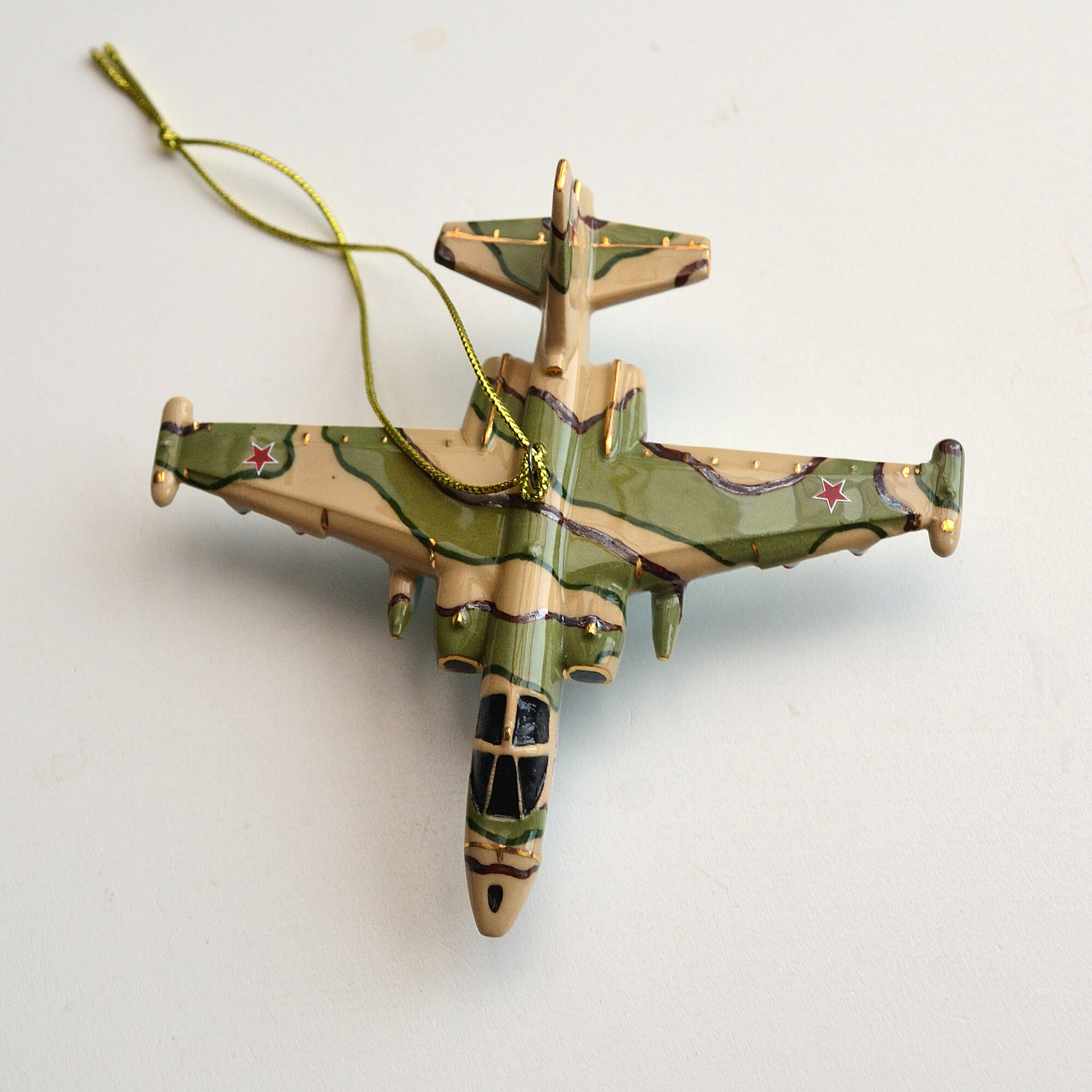 Елочная игрушка из фарфора самолет СУ-25 Грач камуфляж хаки