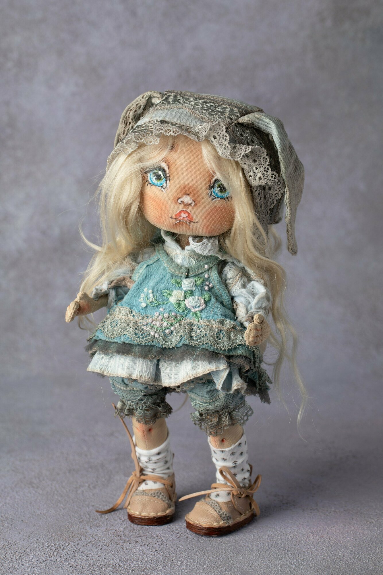 Авторская кукла "Девочка в голубом" ручной работы, интерьерная