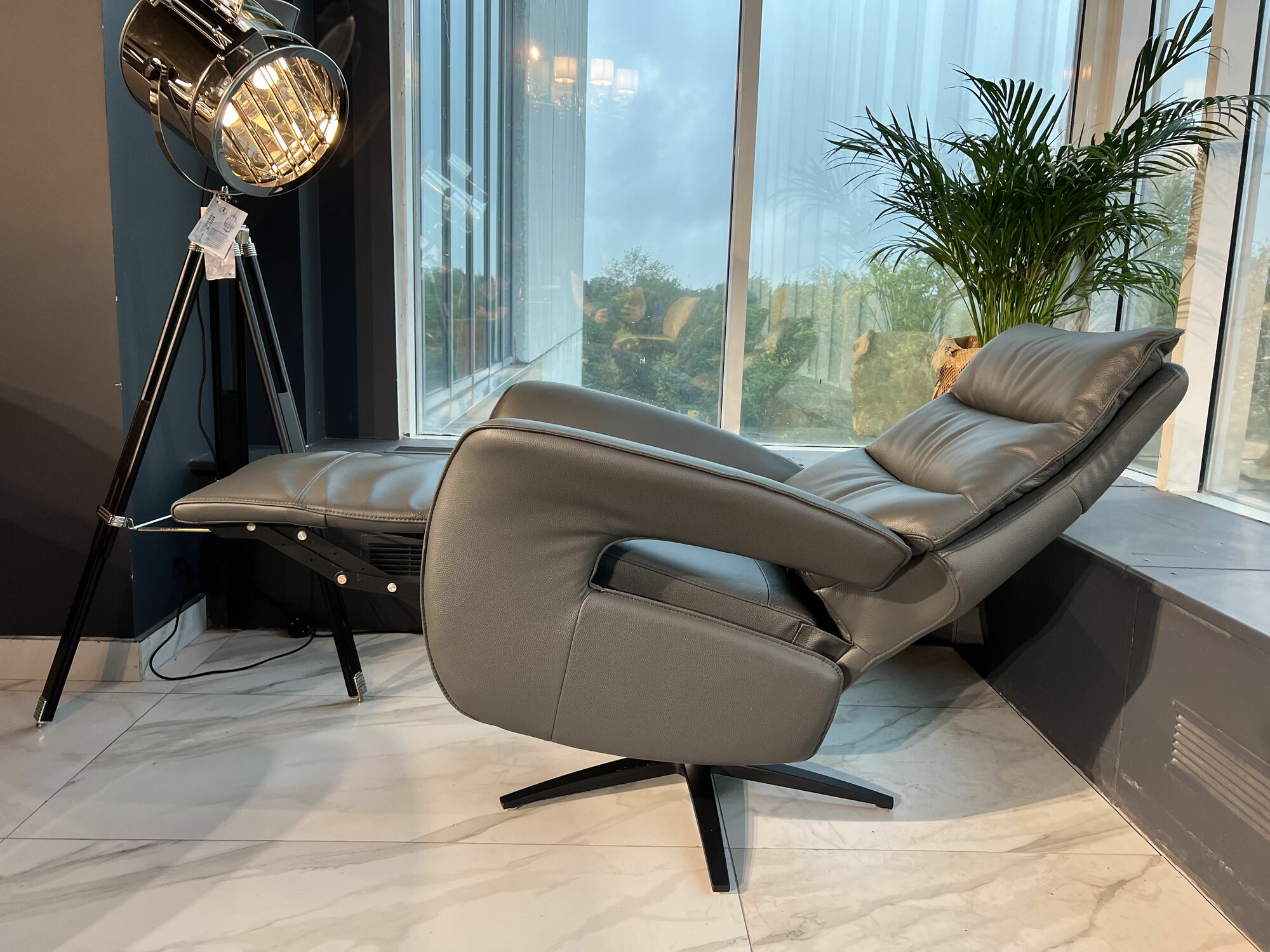 фото Кресло тканевое управляемое с кнопками, с регулируемым механизмом подголовника, электрический реклайнер шезлонг, итальянское мягкое с высокой спинкой для домашнего кинотеатра дома на даче