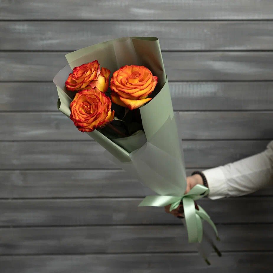 Букет живых цветов из 3 оранжевых роз в упаковке Эквадор 60 см