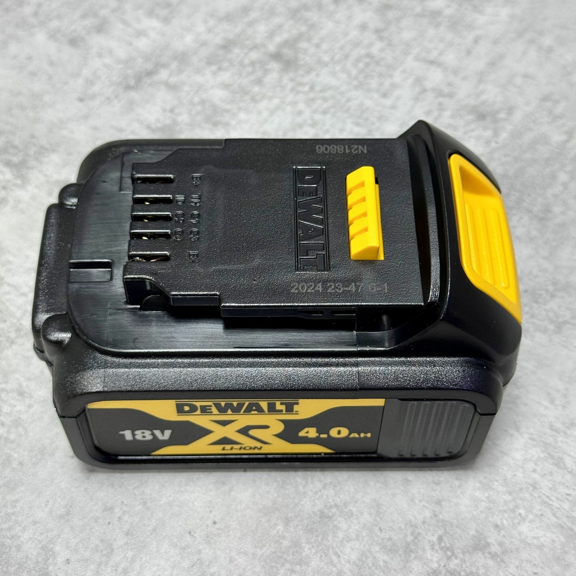 Аккумулятор DeWalt DCB182 Li-Ion, 18/20В, оригинал 4 Ач; без упаковки! — фото 1