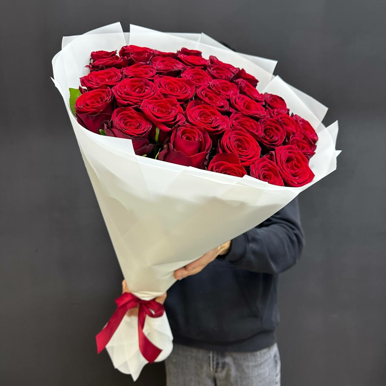 Прекрасный букет WOW-Flowers из 35 крупных красных роз высотой 60 см