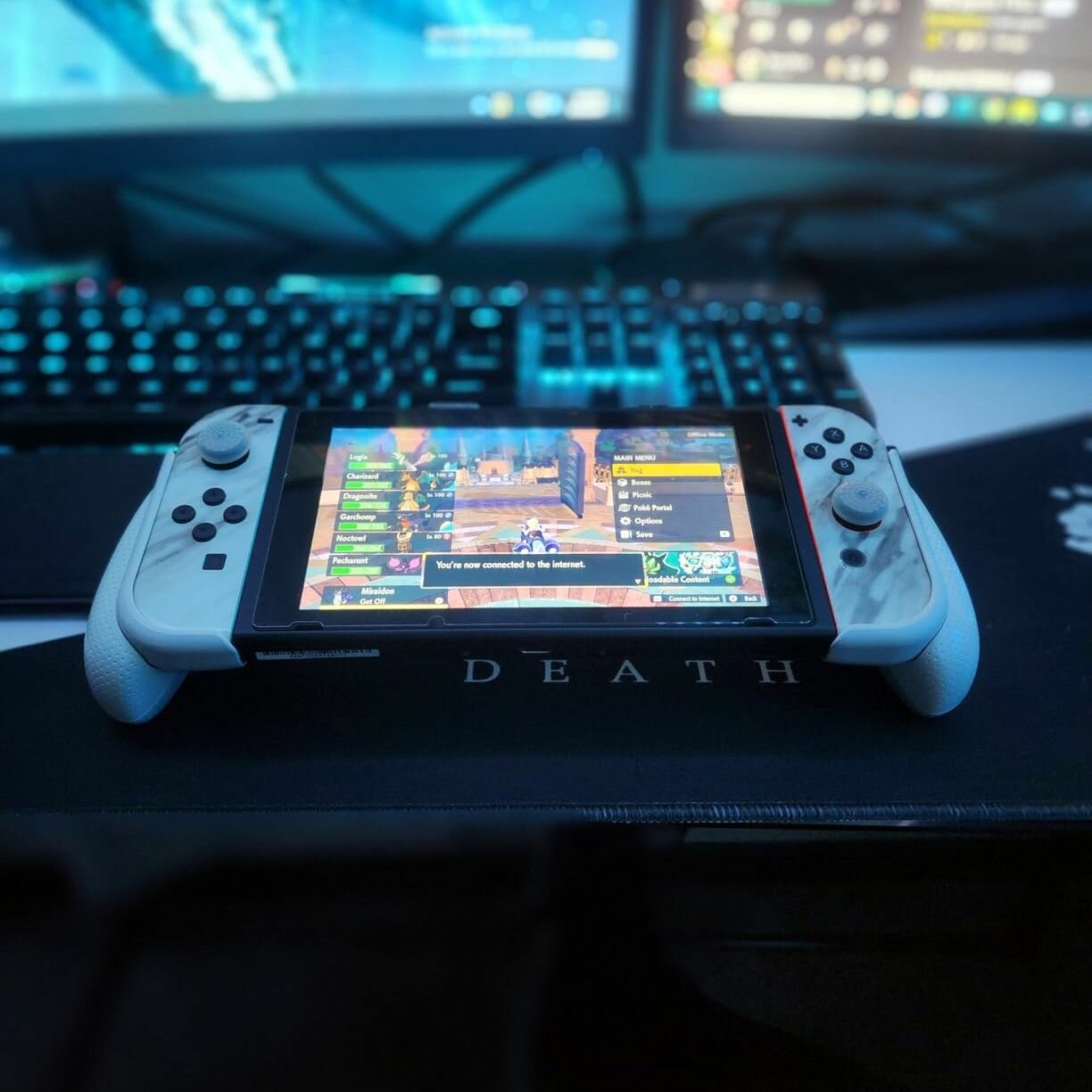 Защитный чехол + сумка кейс Skull & Co. NeoGrip для Nintendo Switch/Switch OLED c 3 сменными ручками, белый — фото 1